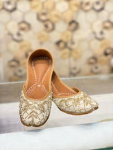 Load image into Gallery viewer, Punjabi Jutti White Dabka Work