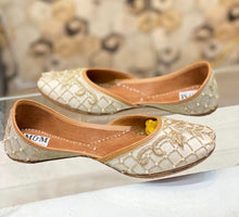 Load image into Gallery viewer, Punjabi Jutti White Dabka Work