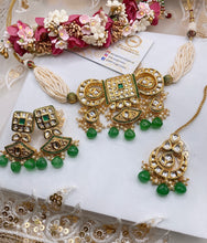 Load image into Gallery viewer, Green Beautiful INDIAN KUNDAN NECKLACE,Kundan Necklace Set