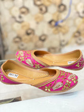 Load image into Gallery viewer, Traditional Pubjabi jutti khussa shoes indian shoes mojari flip flop sandal slipper flat shoes wedding shoes bridal shoes fancy women shoes
